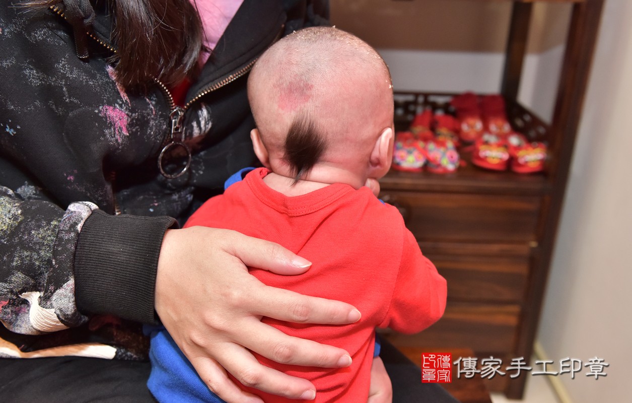 寶寶好乖，再一下下就完成囉。