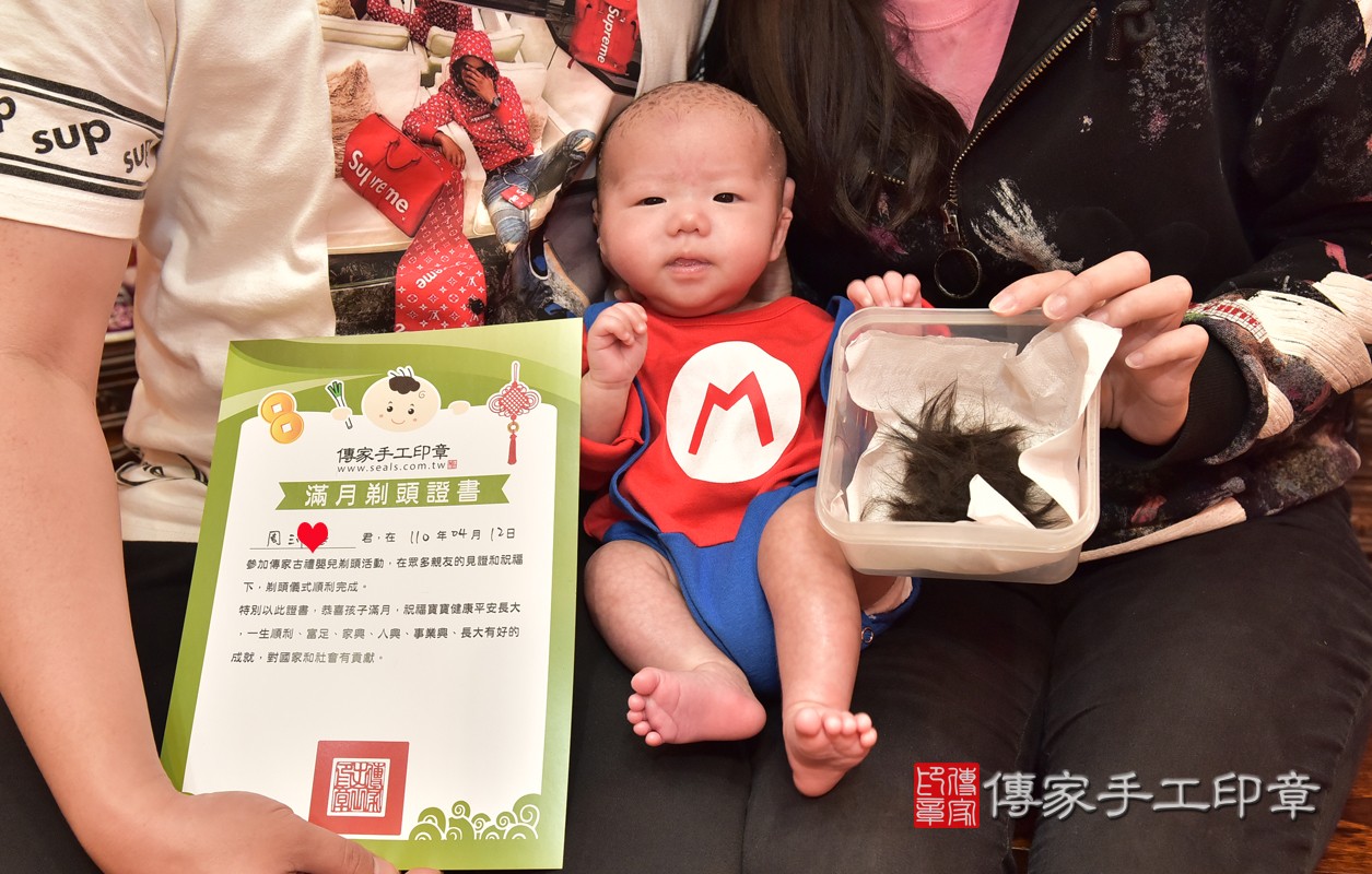 剃頭完成囉，幫寶寶拍張照，  紀念獲得第一張證書喔。