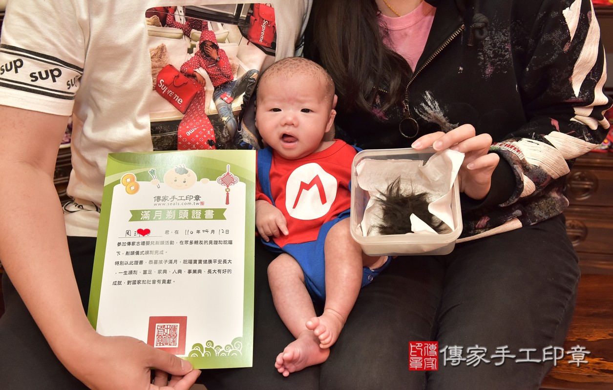 剃頭完成囉，幫寶寶拍張照，  紀念獲得第一張證書喔。