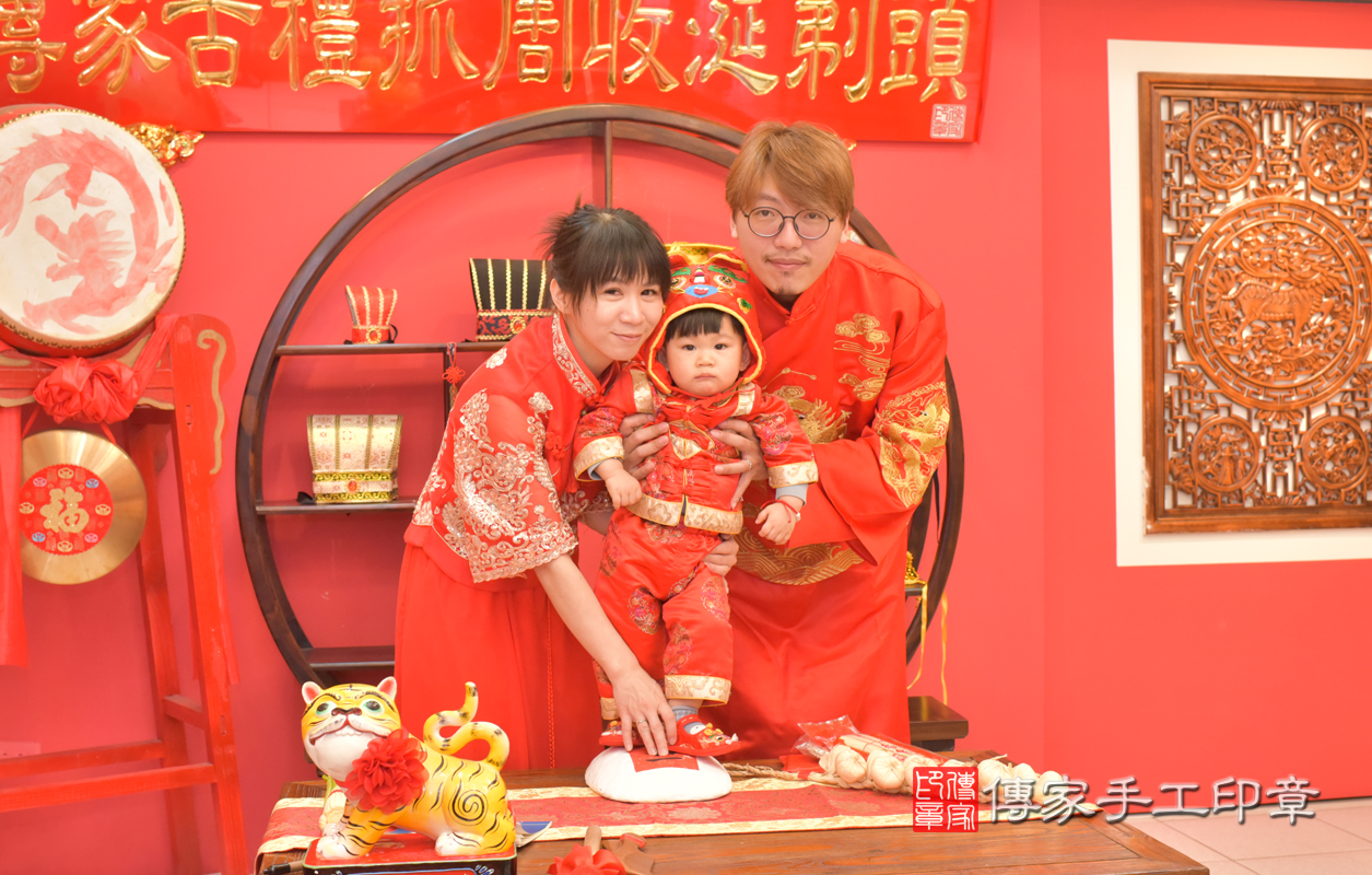 北區蘇寶寶古禮抓周：抓周儀式【踏一升餅】。照片1