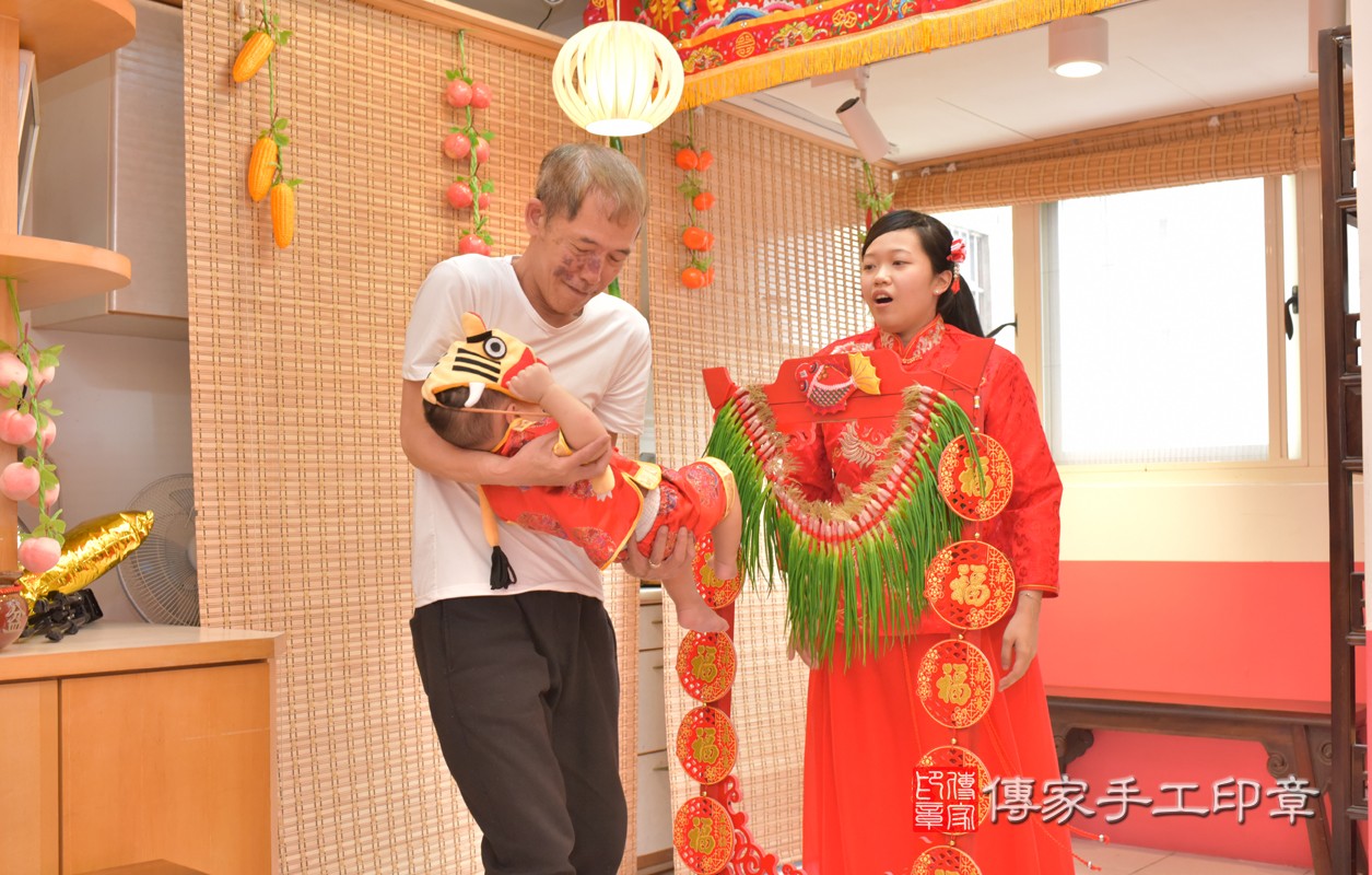 北區石寶寶古禮抓周：抓周儀式【抓蔥門】。照片2