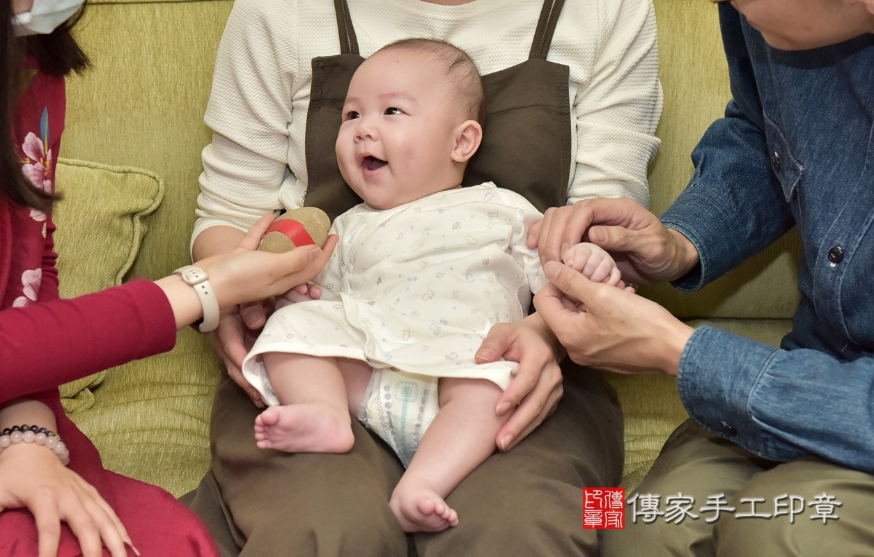 為寶寶準備的圓的石頭。  石頭「代表的含意：頭殼堅硬跟石頭一樣、身體硬朗、有膽量、勇敢」  讓寶寶長大有膽量有膽識，要做大事唷～