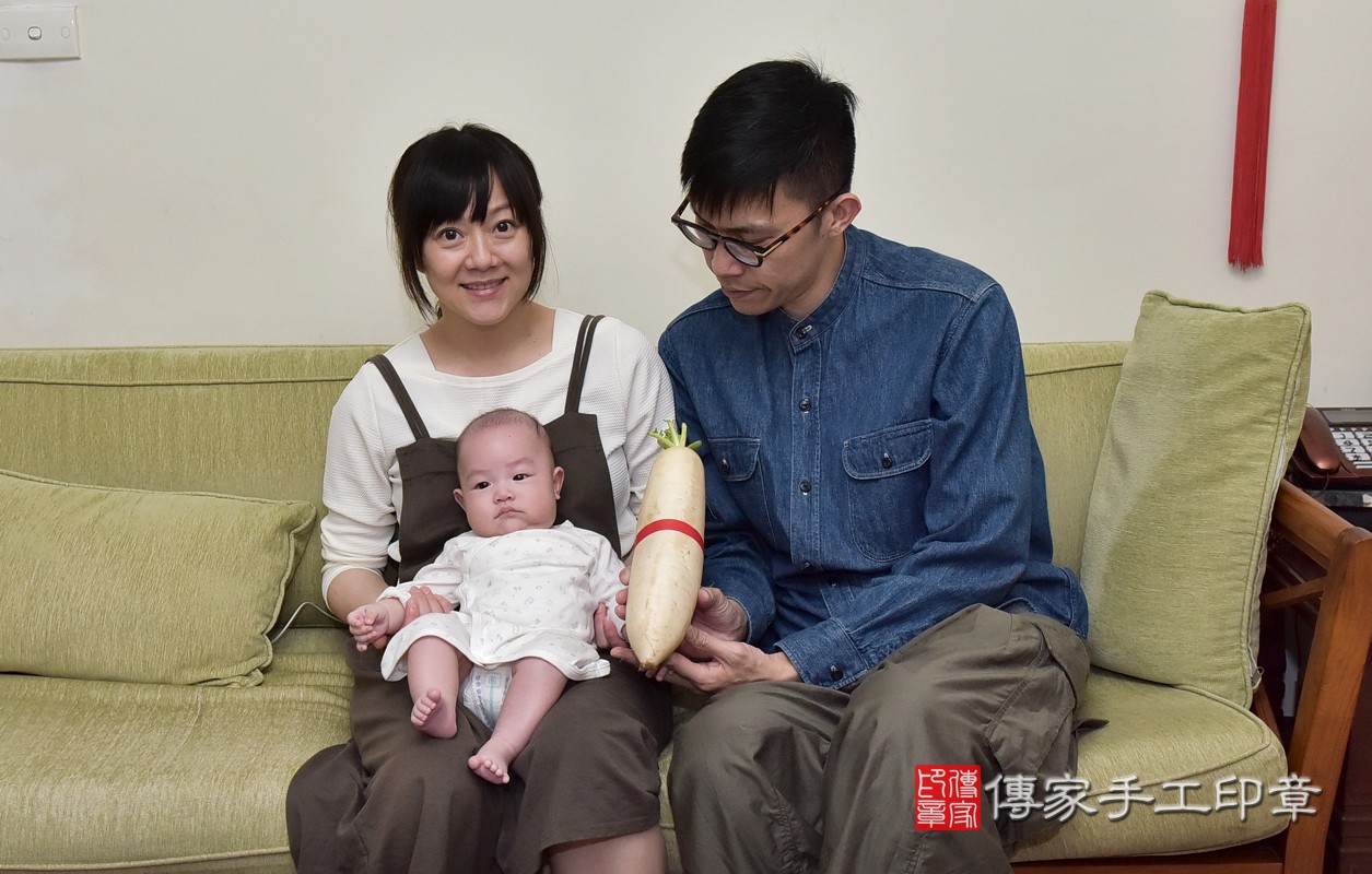為寶寶準備大蘿蔔。  蘿蔔「代表的含意：蘿蔔就是好彩頭，象徵孩子一生好運源源不絕」  讓寶寶一輩子都可以好運滿滿喔～