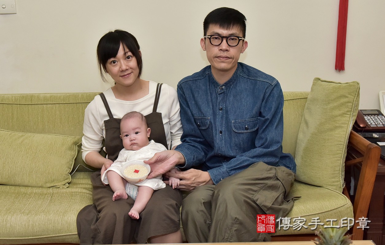 為寶寶準備米。  米「代表的含意：寶寶一輩子不愁吃、不愁穿，一輩子錦衣玉食喔」