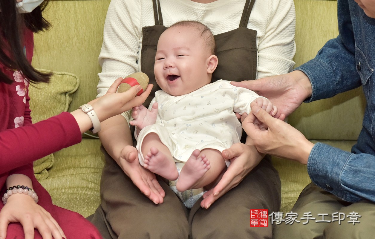 為寶寶準備的圓的石頭。  石頭「代表的含意：頭殼堅硬跟石頭一樣、身體硬朗、有膽量、勇敢」  讓寶寶長大有膽量有膽識，要做大事唷～