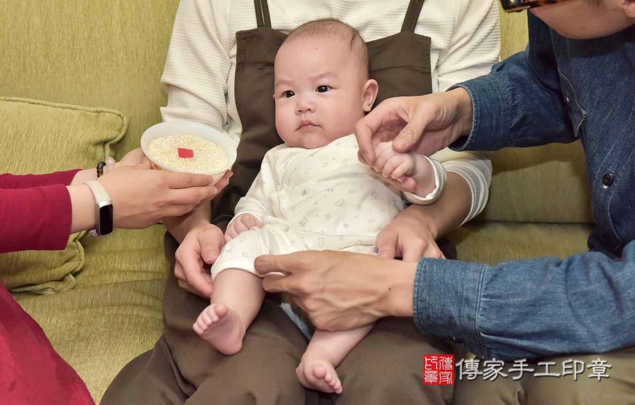 為寶寶準備米。  米「代表的含意：寶寶一輩子不愁吃、不愁穿，一輩子錦衣玉食喔」