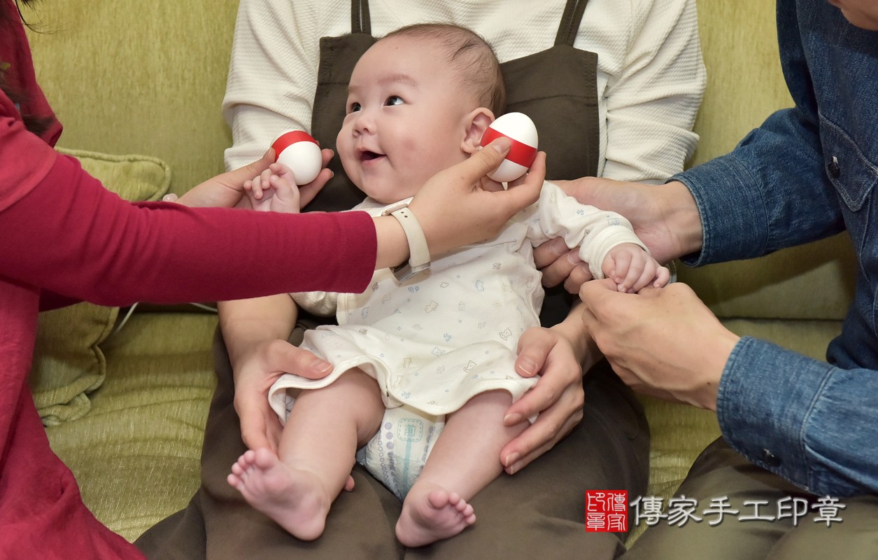 為寶寶準備圓的雞蛋兩顆。
