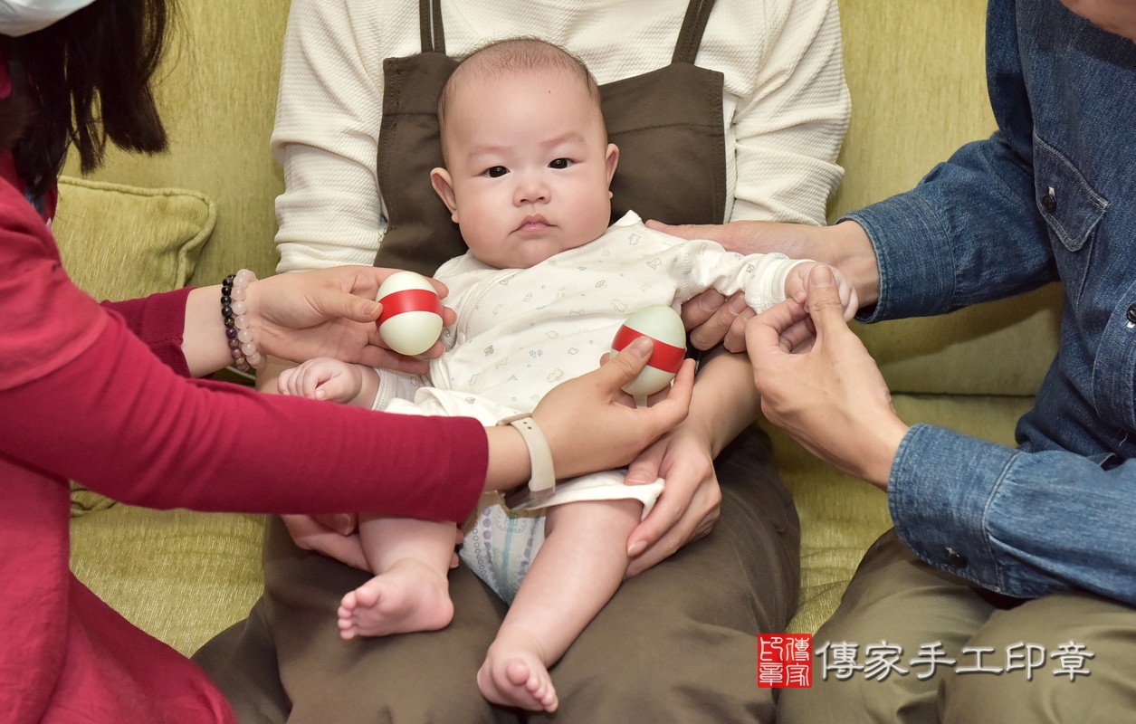 為寶寶準備圓的鴨蛋兩顆。
