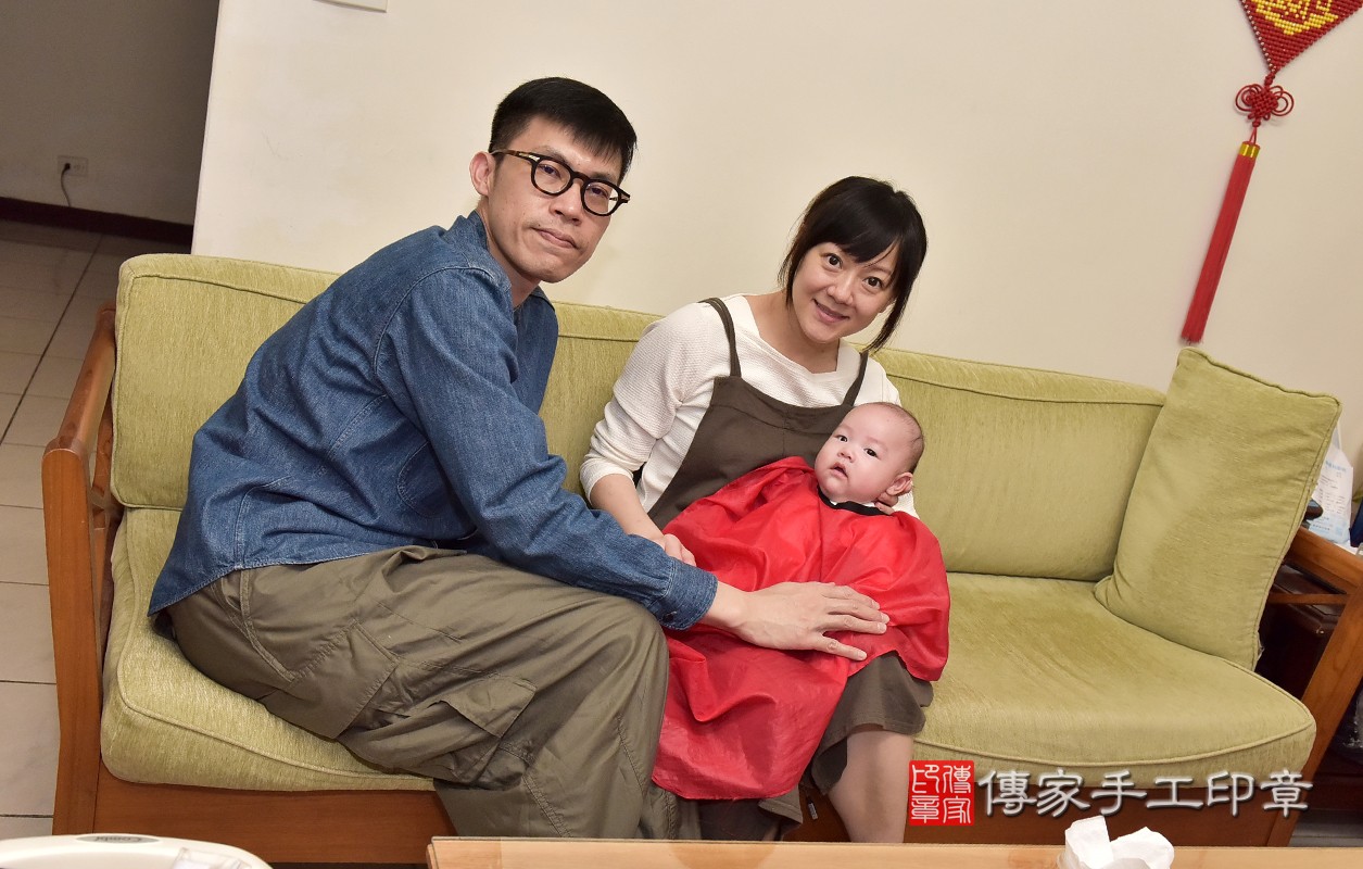 寶寶要開始剃頭囉， 剃頭象徵今天從頭開始、圓圓滿滿喔～