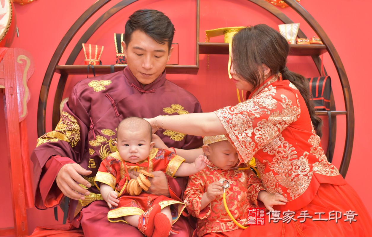 台中市北區黃寶寶古禮收涎祝福活動:為寶寶戴上收涎餅乾。照片3