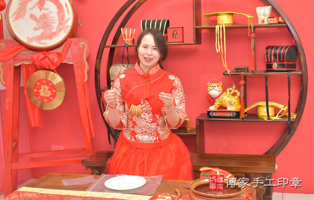 台中市北區黃寶寶古禮收涎祝福活動:為寶寶戴上收涎餅乾。照片2