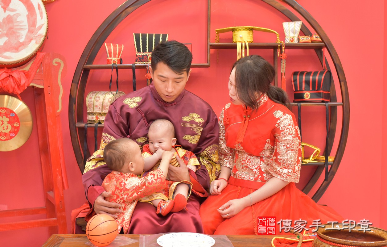 台中市北區黃寶寶古禮收涎祝福活動:收涎過程拍照。照片1