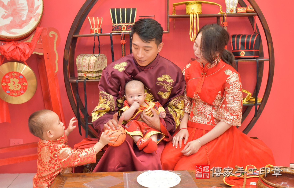 台中市北區黃寶寶古禮收涎祝福活動:收涎過程拍照。照片5