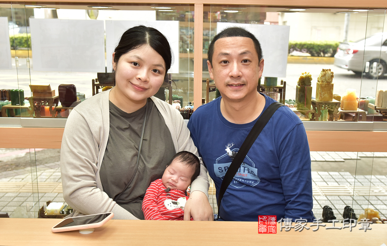 我們先幫馬寶寶和爸爸媽媽拍幸福的合照