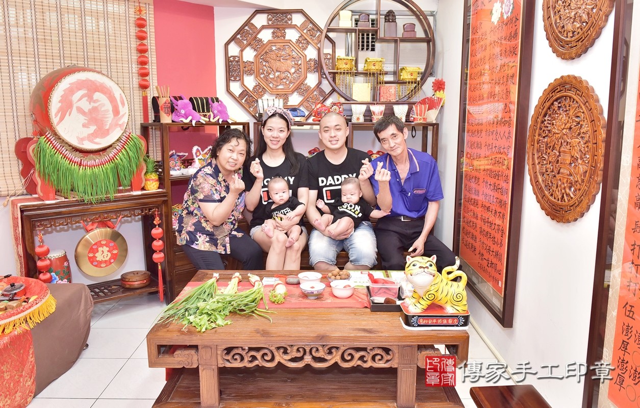 一起比心心，會給雙寶滿滿的愛喔。