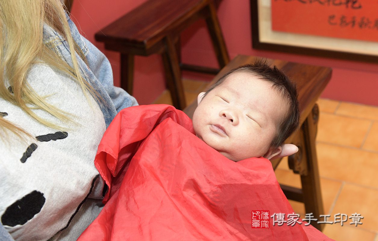 在媽媽懷裡的陳寶寶，睡得很香甜！