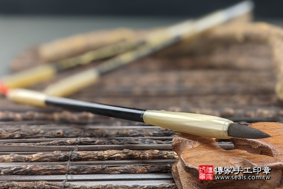 全手工打造寶寶胎毛筆實際成品(筆桿材質:牛角、檀木,款式:上下長赤,三元及第,數量3隻)、胎毛筆作品分享、胎毛筆介紹。傳家印章高雄店。2021.05.23 全手工打造寶寶胎毛筆實際成品(筆桿材質:牛角、檀木,款式:上下長赤,三元及第,數量3隻)、胎毛筆作品分享、胎毛筆介紹。傳家印章高雄店。2021.05.23