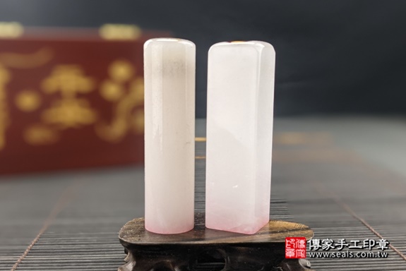 半手工噴砂印章:新疆白玉臍髮雙章實際成品、印章作品分享、新疆白玉印章材質介紹。(臍帶印章、肚臍章、肚臍印章,一圓一方)傳家手工印章高雄店。2021.05.24 半手工噴砂印章:新疆白玉臍髮雙章實際成品、印章作品分享、新疆白玉印章材質介紹。(臍帶印章、肚臍章、肚臍印章,一圓一方)傳家手工印章高雄店。2021.05.24