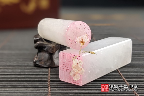 半手工噴砂印章:新疆白玉臍髮雙章實際成品、印章作品分享、新疆白玉印章材質介紹。(臍帶印章、肚臍章、肚臍印章,一圓一方)傳家手工印章高雄店。2021.05.24 半手工噴砂印章:新疆白玉臍髮雙章實際成品、印章作品分享、新疆白玉印章材質介紹。(臍帶印章、肚臍章、肚臍印章,一圓一方)傳家手工印章高雄店。2021.05.24