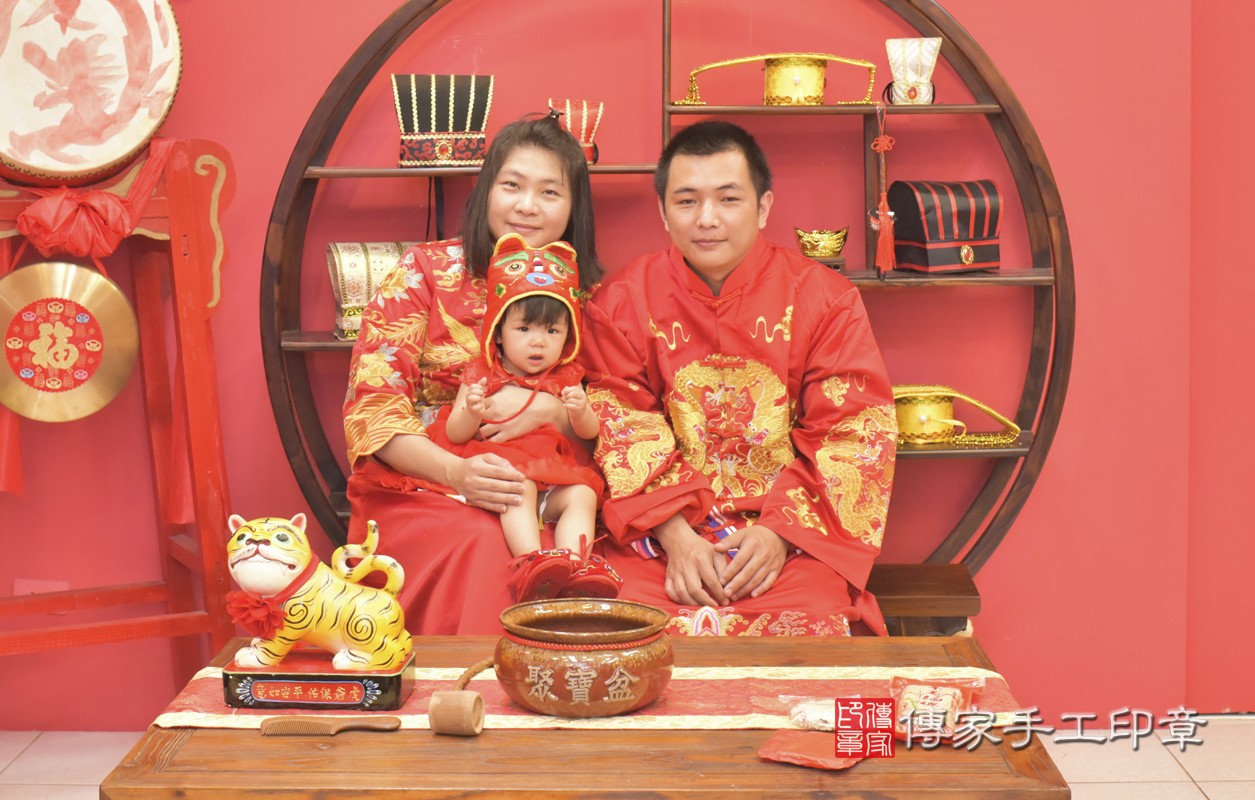 台中市北區劉寶寶古禮抓周【穿抓周虎衣、帶抓周虎帽、穿抓周虎鞋】：滿週歲趨吉避凶的吉祥衣服穿戴。