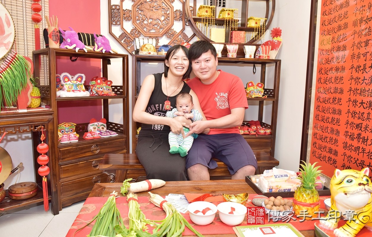 家人們都很愛李寶寶，  會給李寶寶很多很多的愛喔。