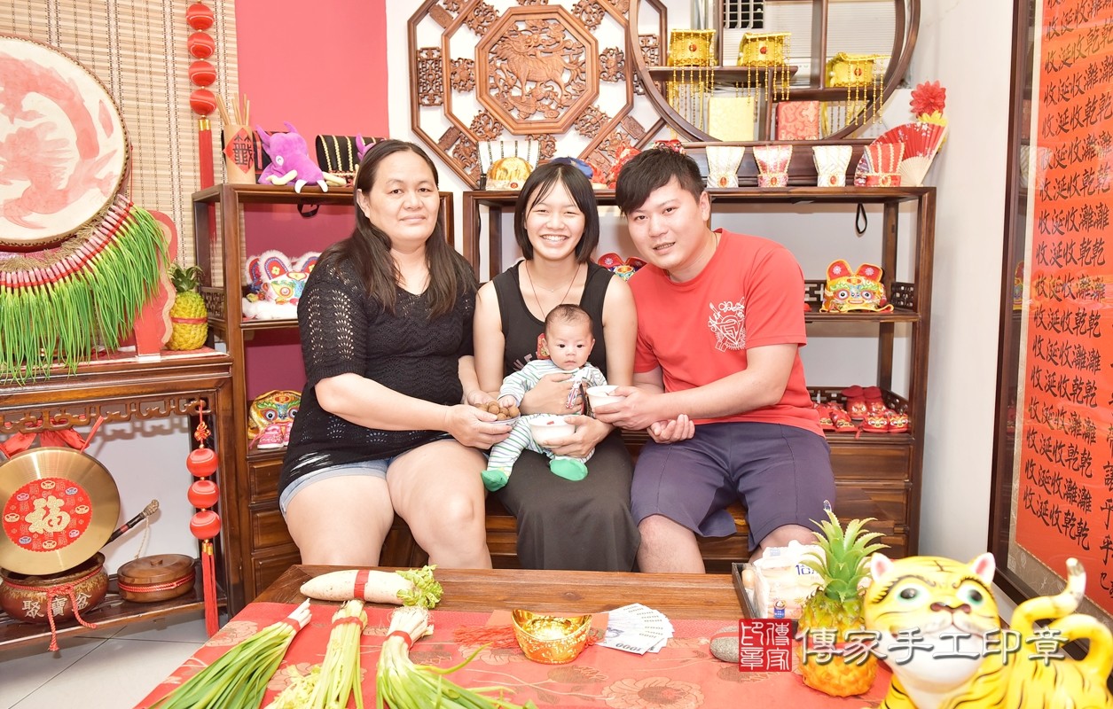 為寶寶準備雞蛋、鴨蛋兩顆、桂圓。