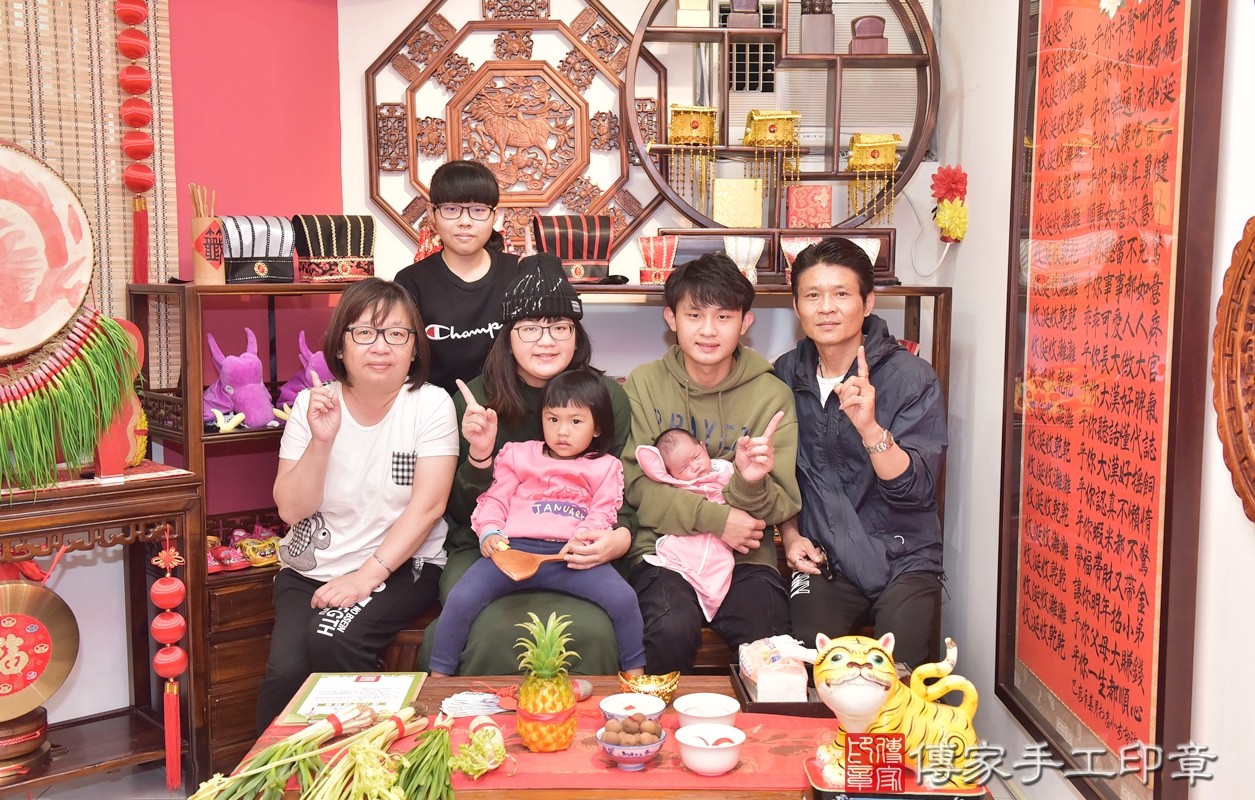 祝賀林寶寶滿一個月喔～  接下來也要健康平安喔。