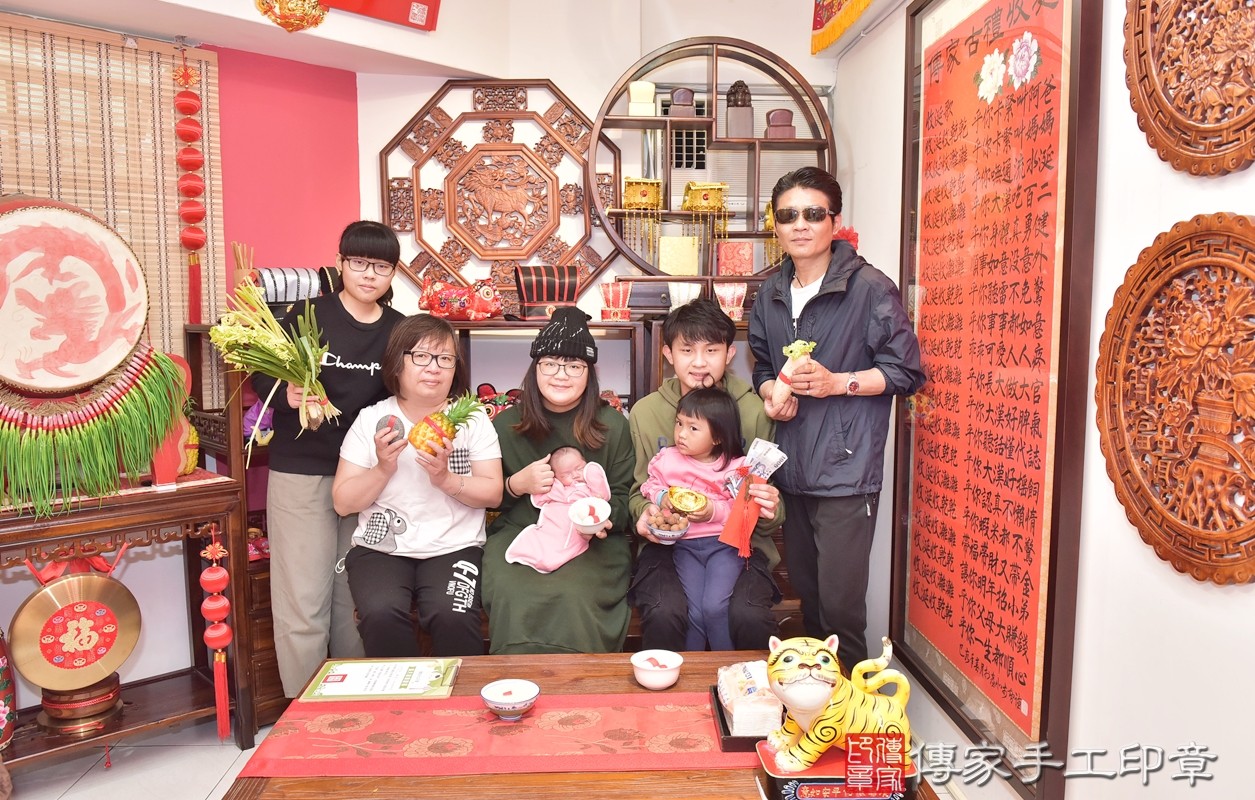 為寶寶準備雞蛋、鴨蛋兩顆、米、桂圓、芹菜、韭菜、蔥、大蘿蔔、鳳梨、石頭、千元大鈔、五帝錢。
