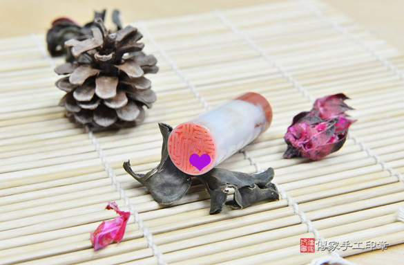 半手工噴砂印章:三彩漢玉臍帶章實際成品、印章作品分享、三彩漢玉印章材質介紹。(臍帶印章、肚臍章、肚臍印章,胎毛印章,一圓一方)傳家手工印章新竹店2021.5.24 半手工噴砂印章:三彩漢玉臍帶章實際成品、印章作品分享、三彩漢玉印章材質介紹。(臍帶印章、肚臍章、肚臍印章,胎毛印章,一圓一方)傳家手工印章新竹店2021.5.24