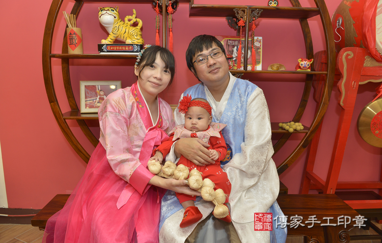 新北市永和區陳寶寶古禮收涎祝福活動:收涎儀式【抱蒜】：讓寶寶精打細算。收涎吉祥話儀式抱蒜的收涎儀式，是讓孩子懂得精打細算。照片1