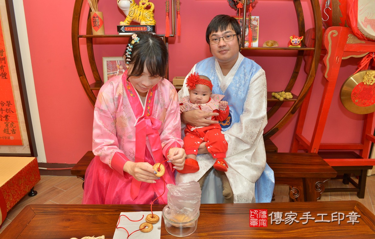 新北市永和區陳寶寶古禮收涎祝福活動:為寶寶戴上收涎餅乾。照片2