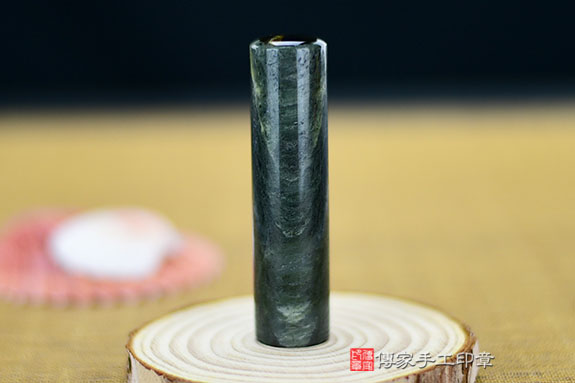 全手工噴砂印章：綠髮彩玉臍帶章實際成品、印章作品分享、綠髮彩玉印章材質介紹。（臍帶印章、肚臍章、肚臍印章，胎毛印章，一圓一方）傳家手工印章桃園店。2021.05.28