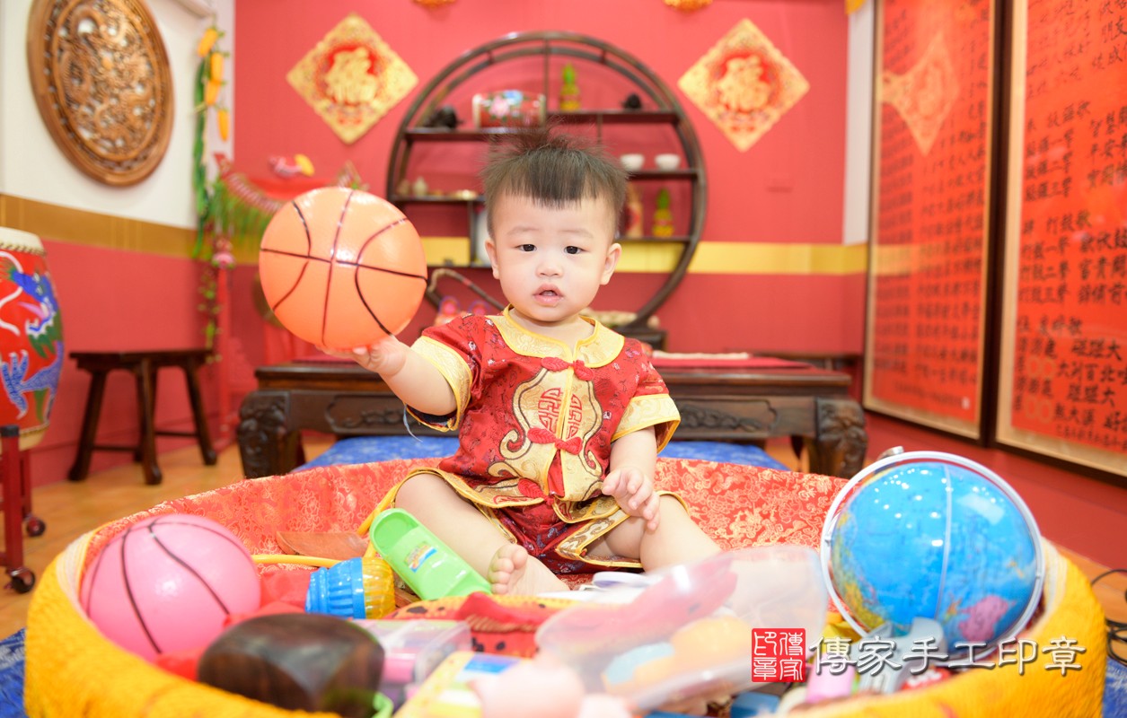 恭喜寶寶滿一週歲，祝福寶寶一生順利平安