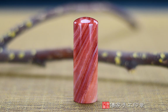 全手工噴砂印章:彩虹瑪瑙開運印章實際成品、印章作品分享、彩虹瑪瑙印章材質介紹。(銀行印鑑,一圓一方),傳家印章桃園店。2021.06.01 全手工噴砂印章:彩虹瑪瑙開運印章實際成品、印章作品分享、彩虹瑪瑙印章材質介紹。(銀行印鑑,一圓一方),傳家印章桃園店。2021.06.01