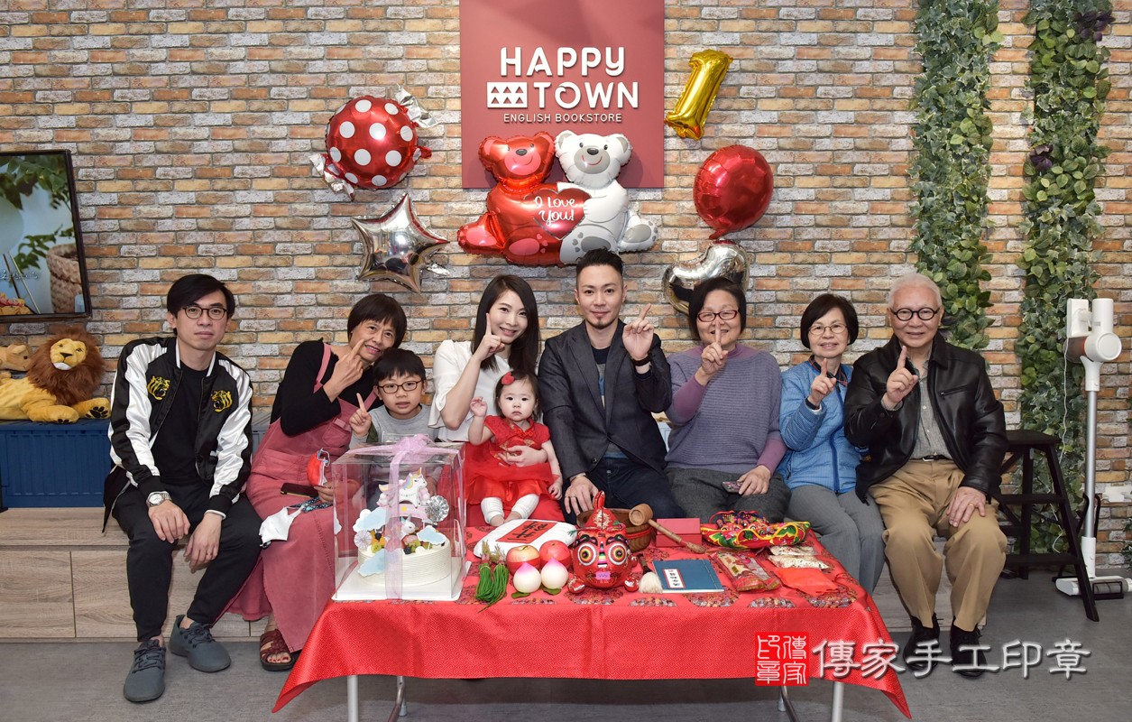 楊梅區唐寶寶抓周全家福大合照。