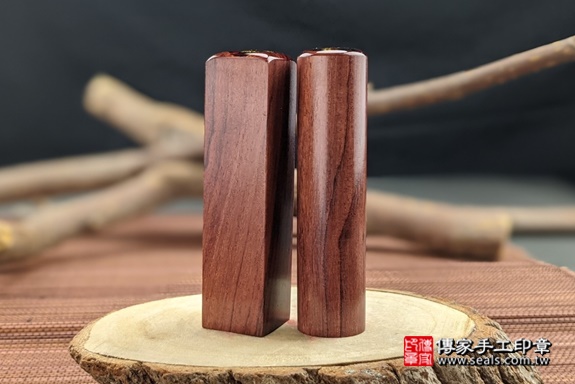 半手工刻印印章:玫瑰紅檀木臍髮雙章實際成品、印章作品分享、玫瑰紅檀木印章材質介紹。(臍帶印章、肚臍章、肚臍印章,一圓一方)傳家手工印章高雄店。2021.06.06 半手工刻印印章:玫瑰紅檀木臍髮雙章實際成品、印章作品分享、玫瑰紅檀木印章材質介紹。(臍帶印章、肚臍章、肚臍印章,一圓一方)傳家手工印章高雄店。2021.06.06