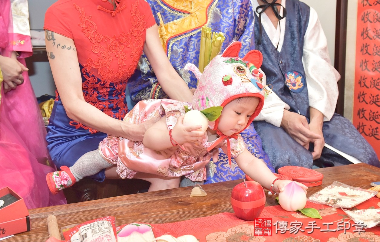 抓周儀式香山區謝寶寶【吃壽桃】：讓寶寶健康長壽、長命百歲。