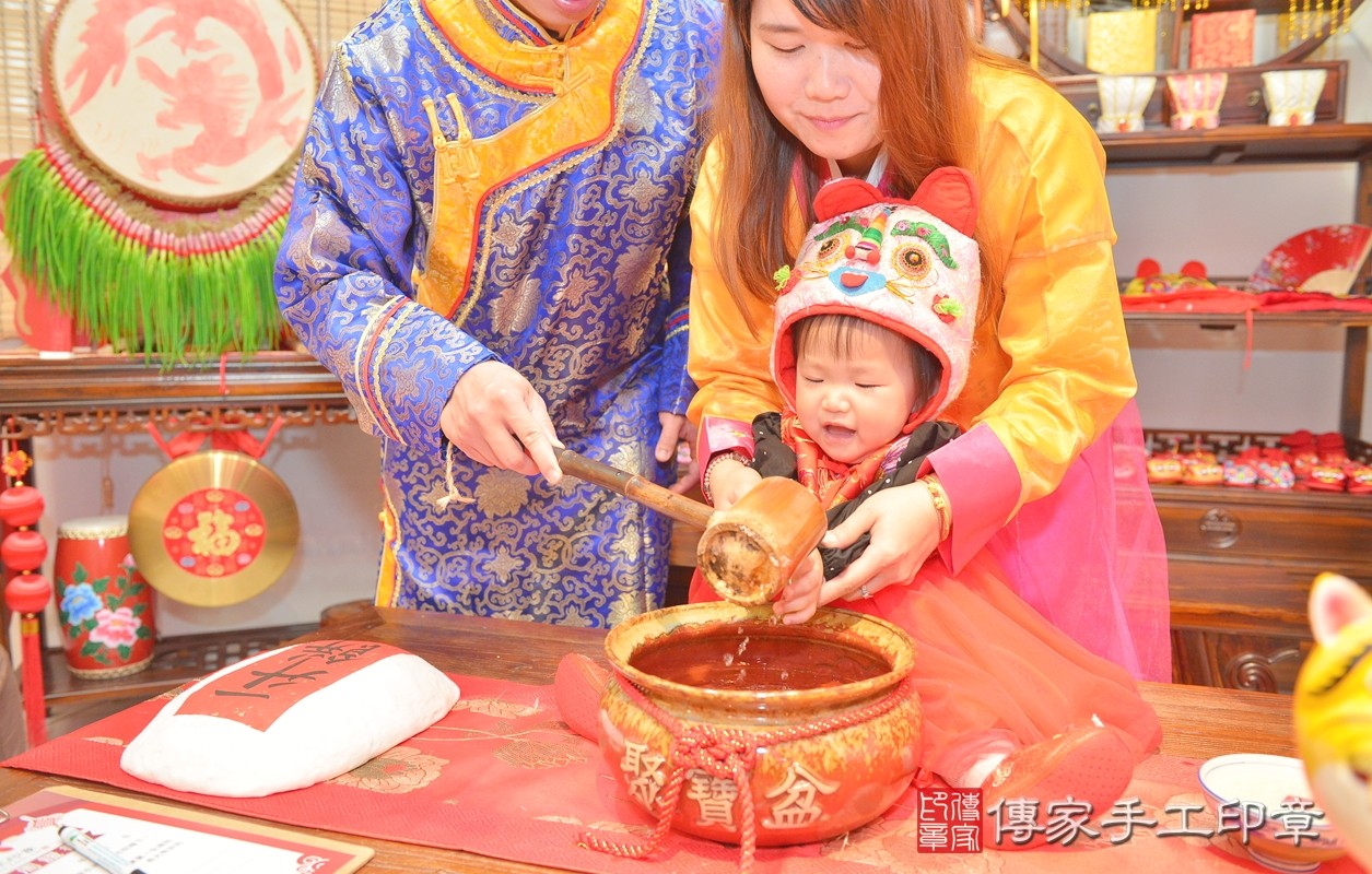 香山區曾寶寶抓周淨手儀式：抓周儀式寶寶淨手象徵洗淨，把不好的去掉，洗滌身心靈。新竹店抓周。
