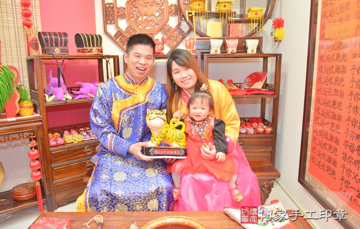 香山區曾寶寶抓周儀式【福虎歌】朗誦祝福：虎爺保佑寶寶吉祥，趨吉避凶。在中國和台灣，虎爺是兒童的守護神，週歲有虎爺保佑，可以象徵吉祥平安。新竹店抓周。