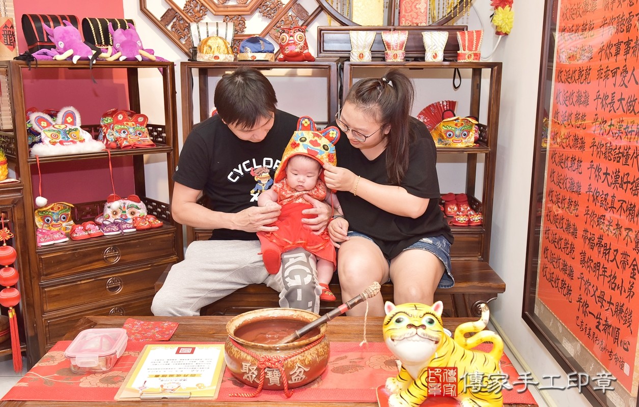 林寶寶古禮收涎【穿收涎肚兜】：滿四個月趨吉避凶的吉祥衣服穿戴。新竹店收涎。
