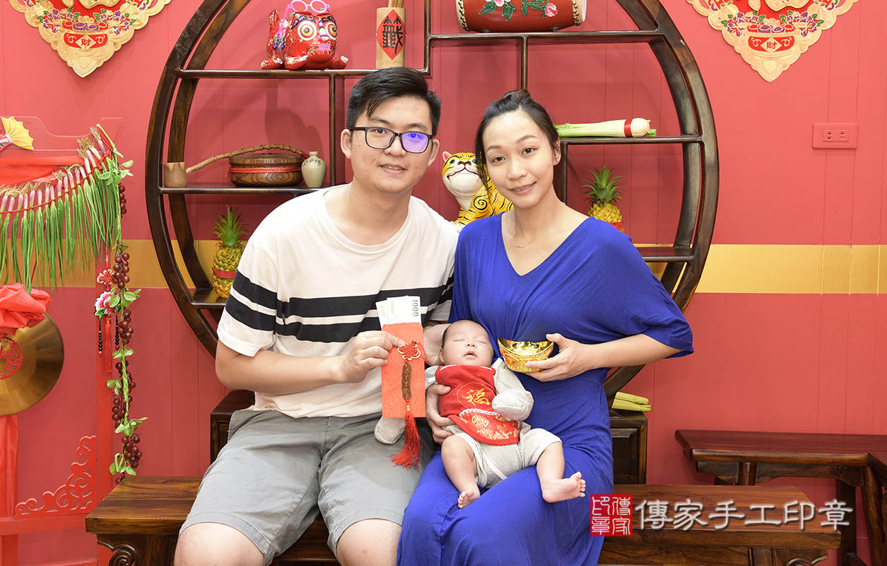 為寶寶準備的千元大鈔、五帝錢。  