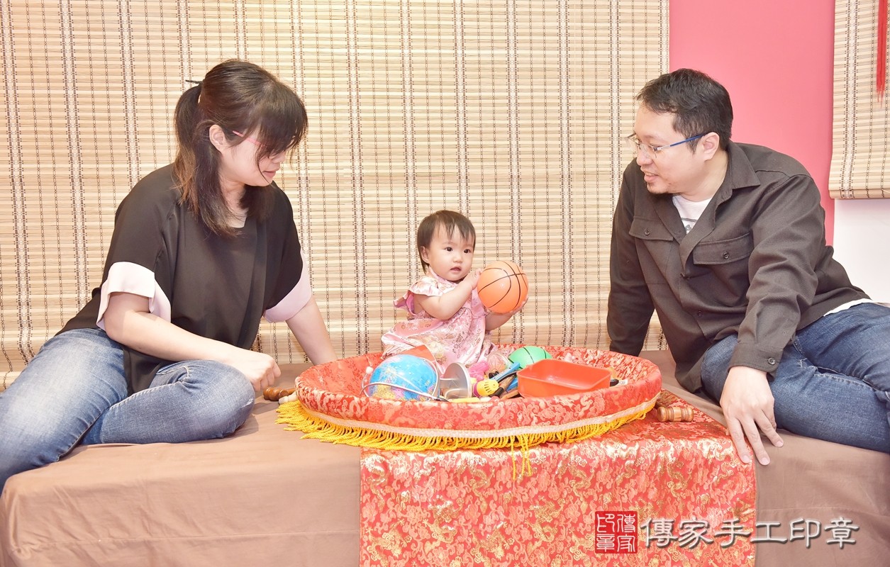 三. 香山區施寶寶實際週歲抓周，拿到的三個抓周物品包含：「木槌、秤子、籃球」。