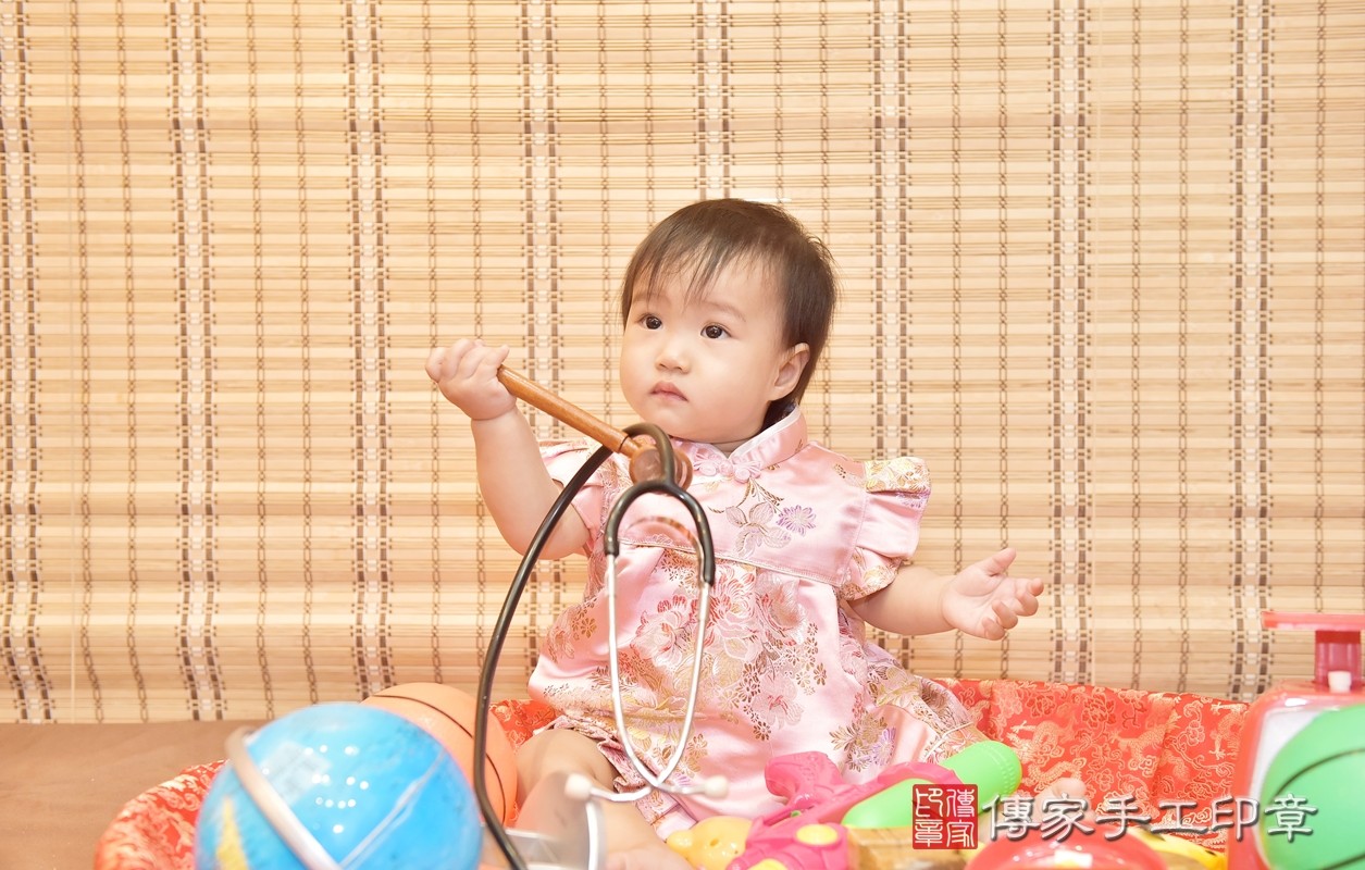 三. 香山區施寶寶實際週歲抓周，拿到的三個抓周物品包含：「木槌、秤子、籃球」。