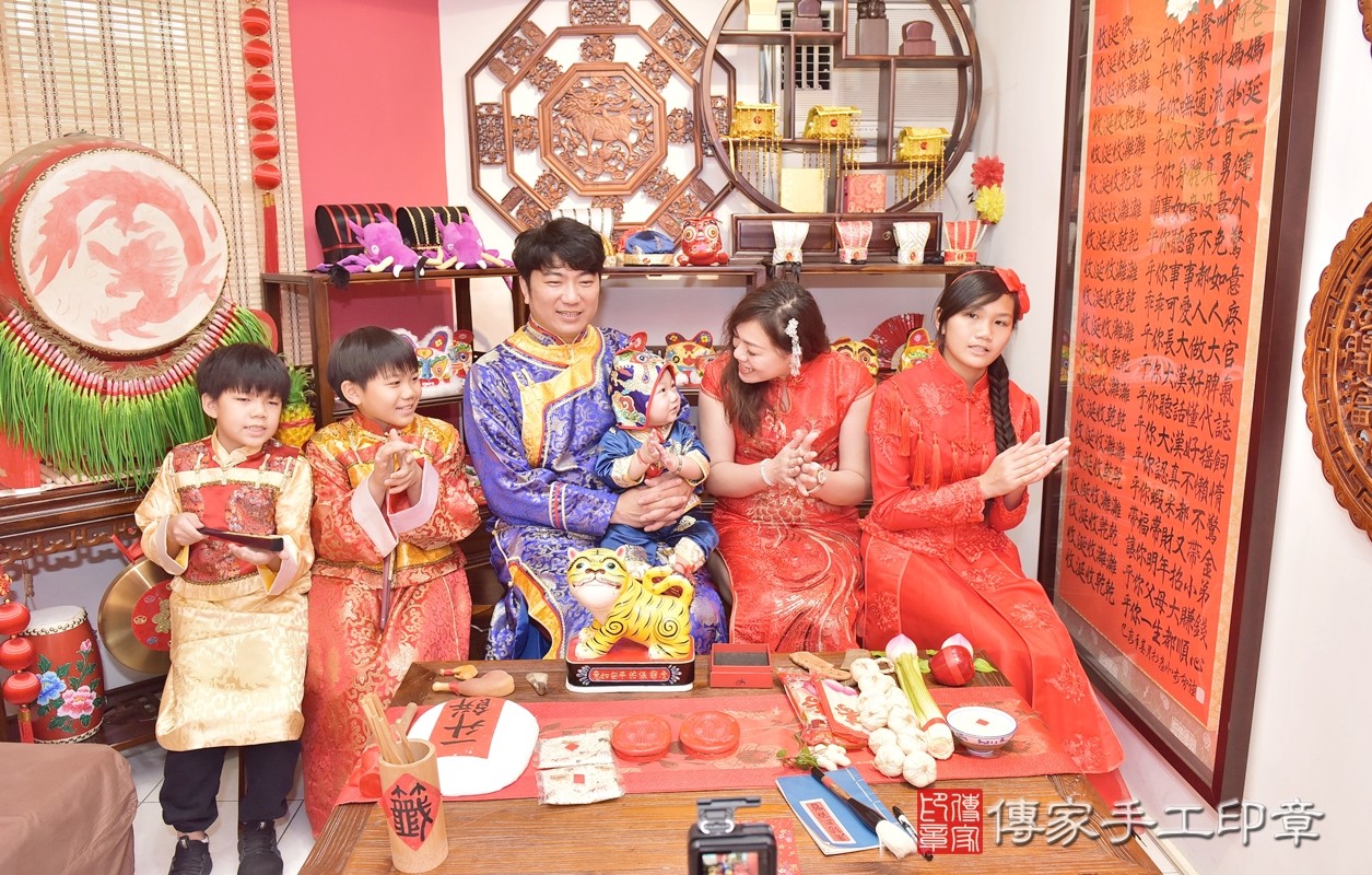 香山區莊寶寶抓周儀式【福虎歌】朗誦祝福：虎爺保佑寶寶吉祥，趨吉避凶。在中國和台灣，虎爺是兒童的守護神，週歲有虎爺保佑，可以象徵吉祥平安。新竹店抓周。