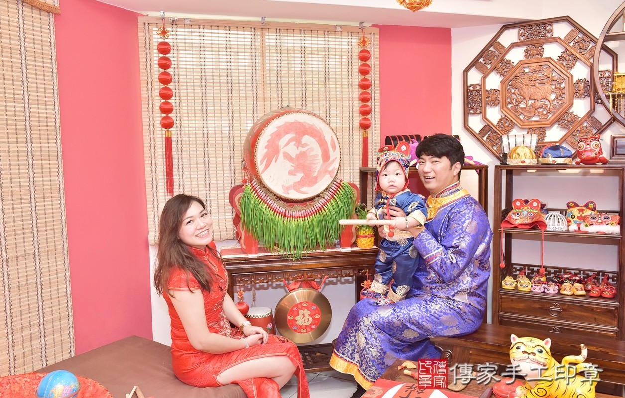 香山區莊寶寶抓周儀式【敲鑼歌】朗誦祝福：增添喜氣，打響名號。 敲鑼歌是搭配朗誦和敲鑼的動作，讓孩子得到祝福。新竹店抓周。