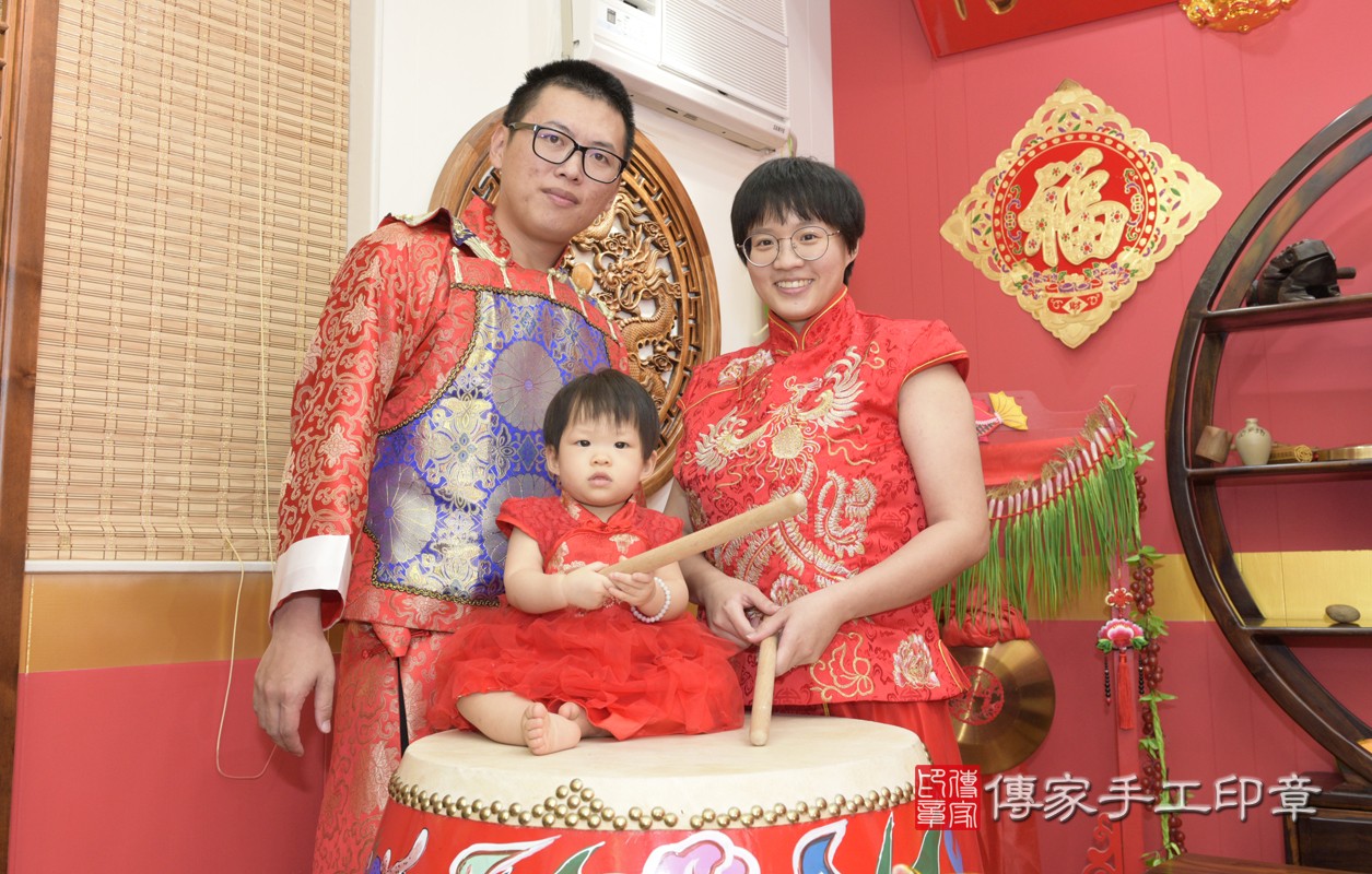八德區江寶寶抓周儀式【打鼓歌】朗誦祝福。打鼓歌是搭配朗誦和打鼓的動作，讓孩子得到祝福。桃園店抓周。