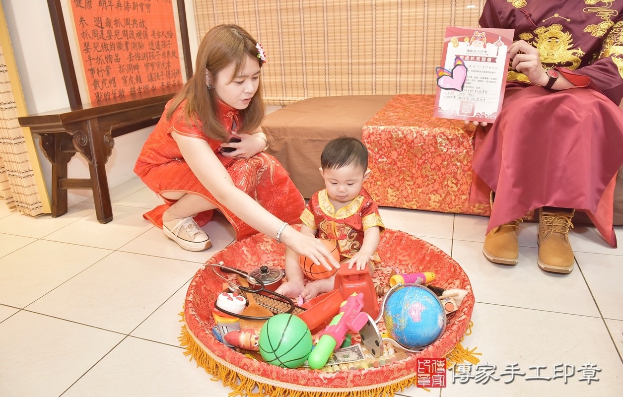 香山區陳寶寶實際週歲抓周，拿到的三個抓周物品包含：「毛筆、地球儀、鍋鏟」。