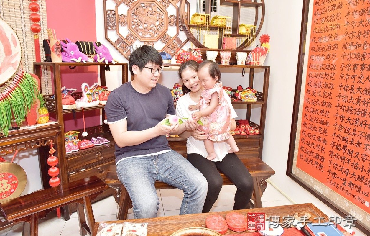 吃壽桃的抓周儀式，是讓孩子有福祿壽，長壽健康。新竹店抓周。