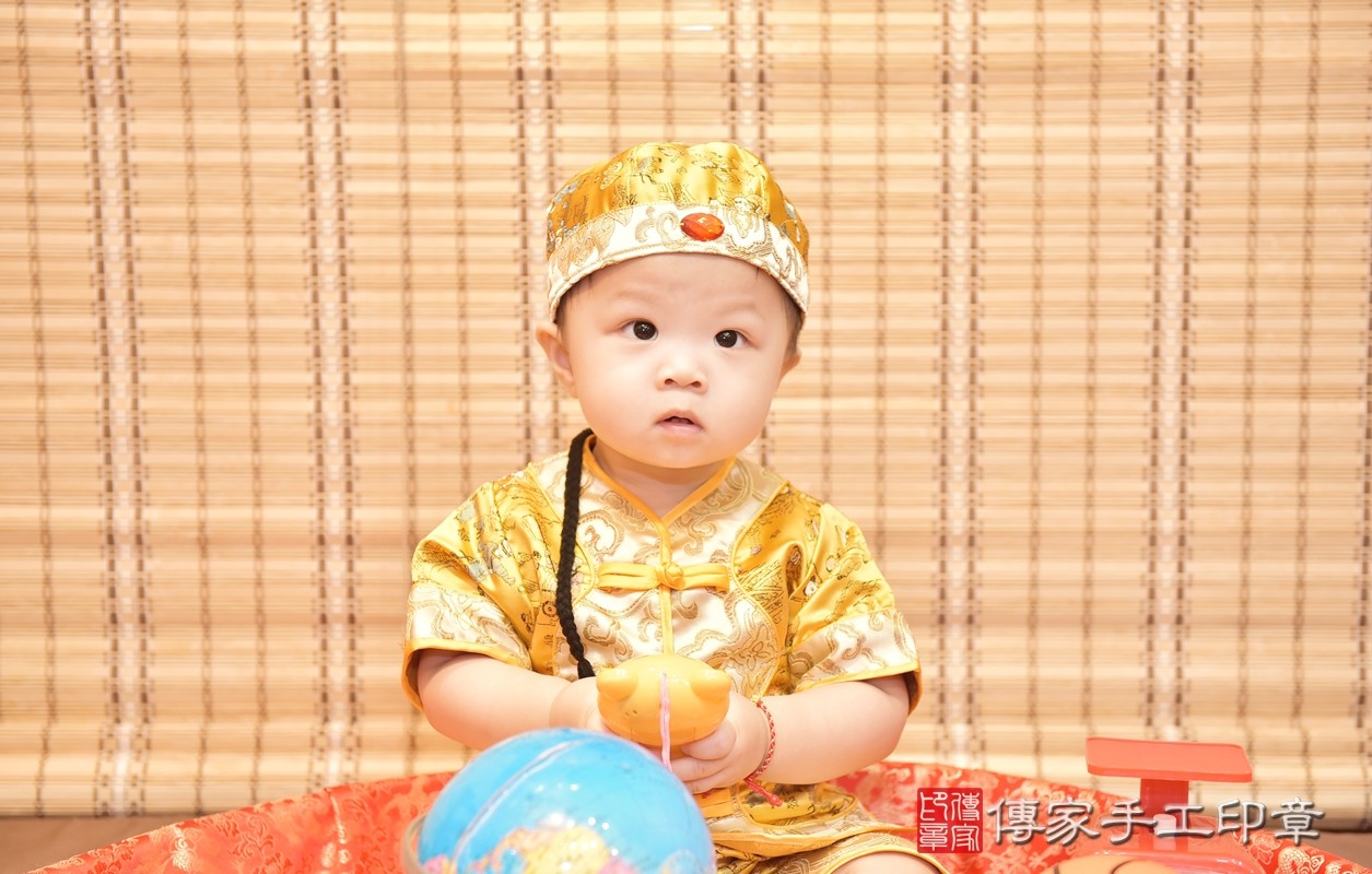 五.今天新竹市香山區邱寶寶周歲抓周活動和儀式，一切圓滿。恭喜寶寶滿一週歲，祝福寶寶一生順利平安、富足、健康。求學和工作，都可以依照自己興趣，有好的發展，長大有好的成就，對國家和社會有貢獻。也祝福邱寶寶全家平安健康喜樂唷~