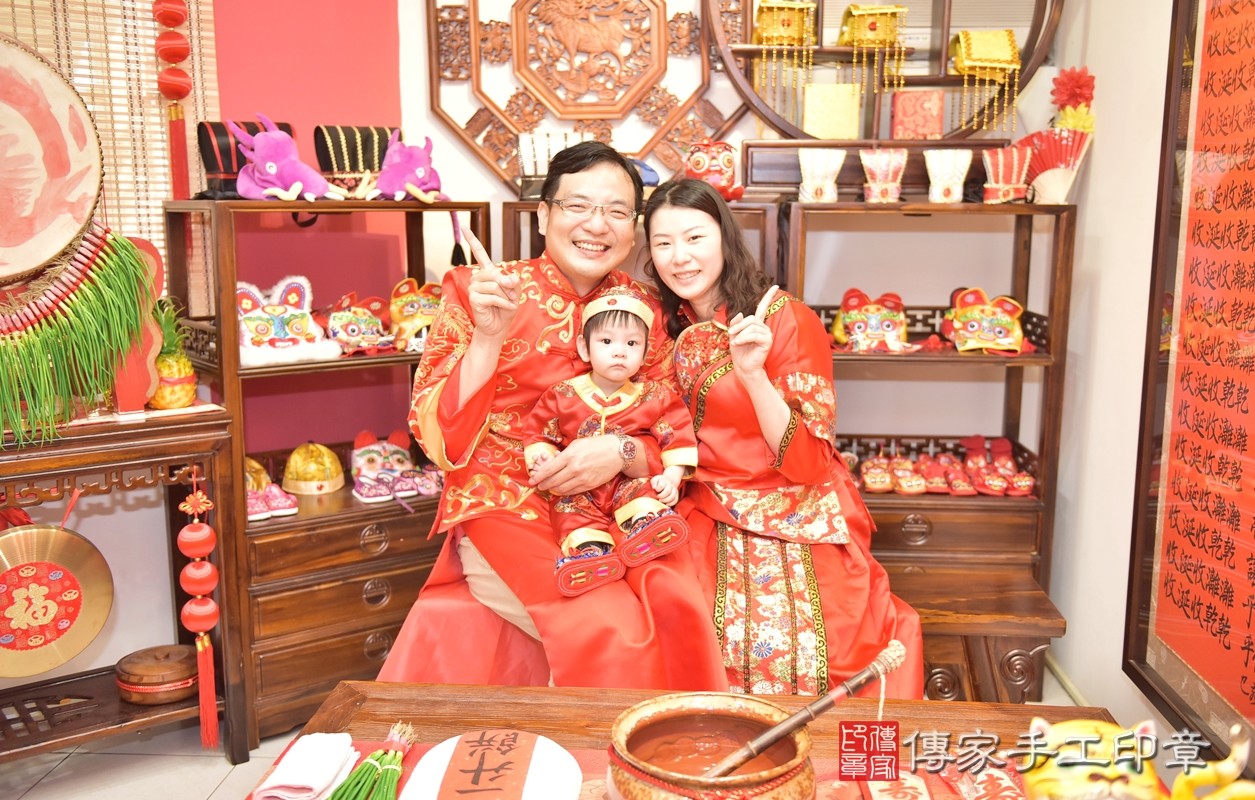 香山區周寶寶抓周全家福大合照。新竹店抓周。